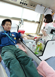 献血活動に協力する同所員