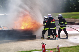 ポンプ火災消火訓練の模様