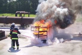 オイルパン火災消火訓練の模様