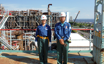 川崎市経済労働局研修生（左）と同所員