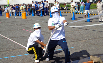 屋内消火栓競技の模様