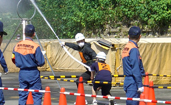 屋内消火栓競技の模様