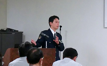 神奈川警察署交通課　八木巡査長による講話の模様