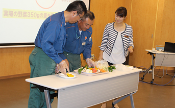 野菜つかみ取り体験の模様