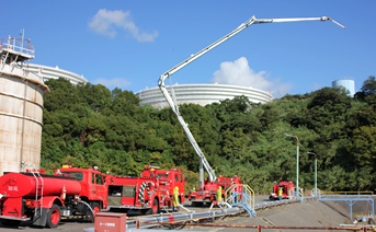 放水準備をする消防車両