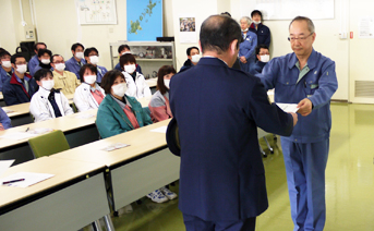 警察署長へ「飲酒運転根絶宣言書」を手渡す同所所長