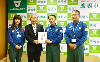 贈呈式（2月21日）での鹿島市長（左から2人目）と同所副所長（同3人目）2月21日