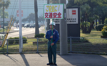 喜入基地入口で立哨する参加者