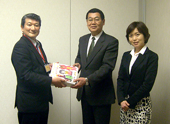 「童話の花束」を寄贈する同社関東第一支店営業部長（左）、小泉校長（中央）