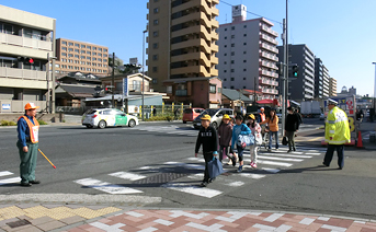 横断歩道での誘導の模様