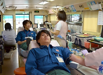 献血する同所員