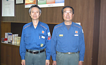 同所前所長（左）と表彰された同所員