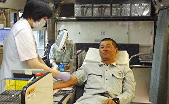 献血する同所員
