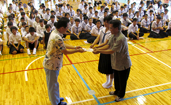 目録贈呈の模様