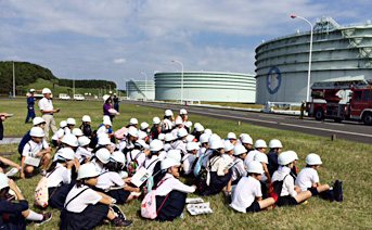 見学に来た小学生たち