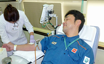 献血をする同所員