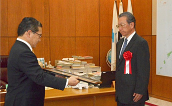 伊藤知事から表彰状を授与される同基地所長