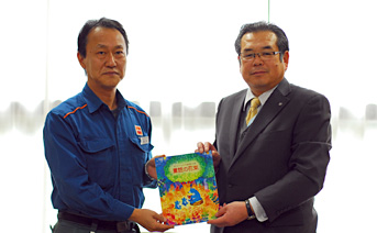 相川芝山町長へ「童話の花束」を寄贈する同社総務部長