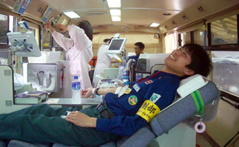 献血をする同所員