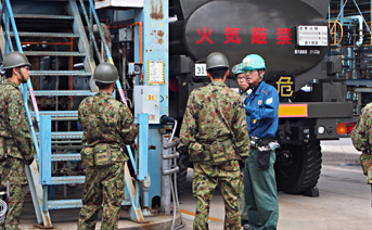 陸上自衛隊タンク車への燃料の積込方法を説明する様子