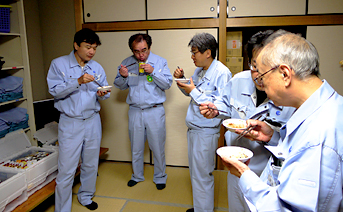 試食会の様子（おでん缶、山菜おこわ）