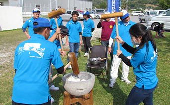 新入社員による、餅つきの様子