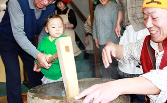 餅つき大会の様子