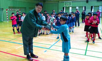 優勝トロフィーの授与