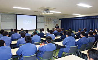 新上五島警察署地域交通課長による講習会の様子