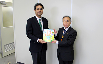 「童話の花束」を手渡す同所総務GM（左）と小池川崎市市民・こども本部長（右）