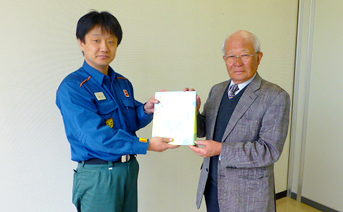 竹内司郎会長（写真右）に寄贈する同所総務グループマネージャー（写真左）