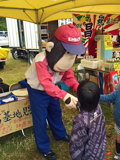 エネゴリくんとふれあう子供たち