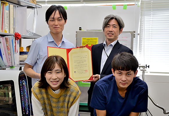 鈴木進補教授と研究室メンバー（左上が小林 由央 氏（博士後期課程2年））