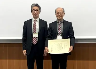 石油学会 製品部会功労賞の授賞式（右が受賞者）