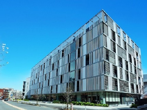 早稲田大学121号館外観