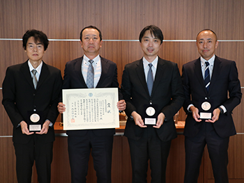 左から、佐藤中央技術研究所長、山口社長、松岡先進技術研究所長、藤原知的財産室副室長