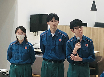 発表の様子。左から王さん、吉田さん、河野さん