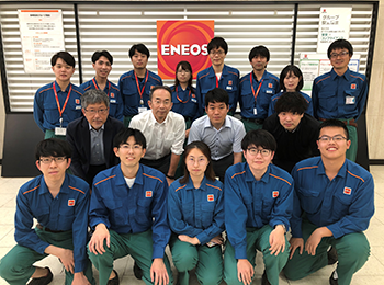 最終報告会終了後の集合写真。前列、参加学生のみなさん。中列、東京大学の先生方。後列、MI技術グループの参加メンバー