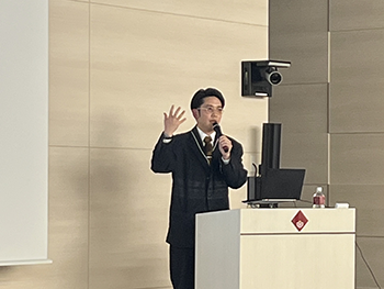 UPLAT KORWATANASAKUL准教授（社会科学部）発表