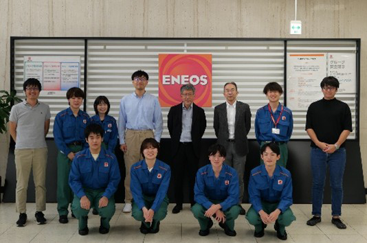 最終報告会終了後の集合写真:前列、参加学生のみなさん。後列中央、担当教員の先生方。後列両端、AIイノベーション部の参加メンバー