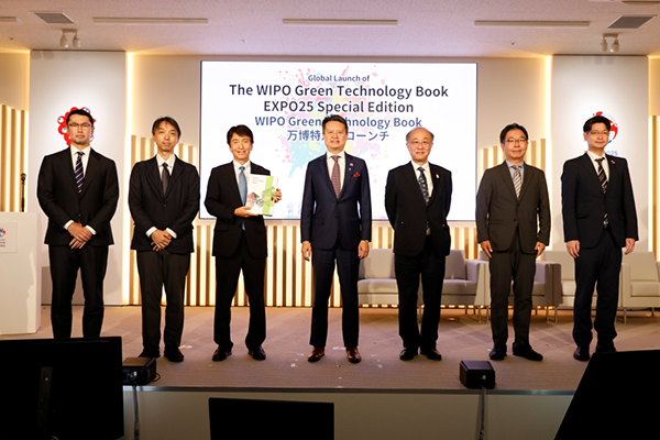 「EXPO 2025 大阪・関西万博 国際フォーラムでの記念撮影(WIPO事務局長 ダレン・タン様 (左から4人目)、 特許庁長官 河西康之様(左から3人目)、当社 松岡孝司(左から2人目)、福井一(左から1人目)ほか)」
