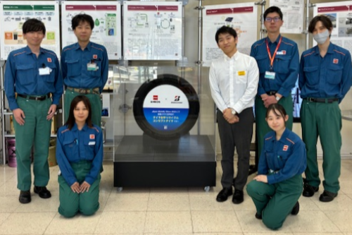 図3.当社中央技術研究所にもタイヤ水平リサイクル コンセプトタイヤを展示しました