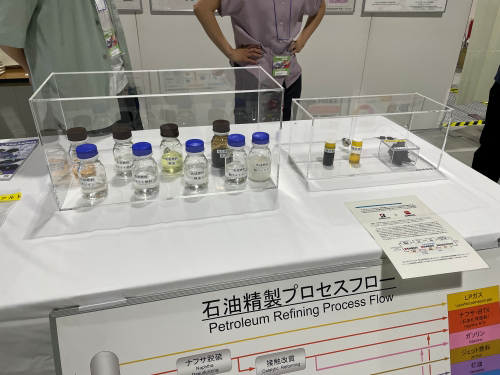 合成燃料サンプルの展示