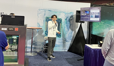 図1.SC25 当社ブース発表会場の様子 / Scene at SC25 venue