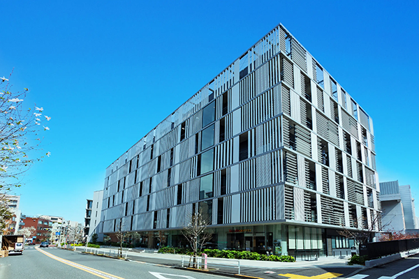 共同研究の拠点の1つとなる早稲田大学121号館外観