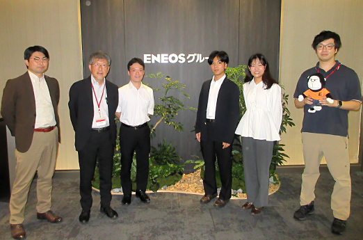 中央右、左から勢司さん、篠原さん。担当教員の先生方、プロセス・触媒グループの参加メンバーとの最終報告会後集合写真