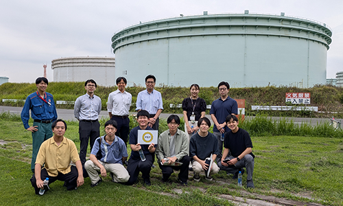 上級参加者の集合写真 根岸製油所の中央緑地にて撮影